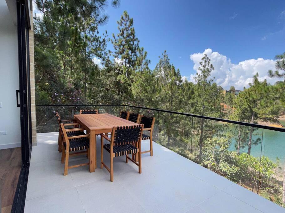 Aqua Guatapé - Lakeside Luxury Villa