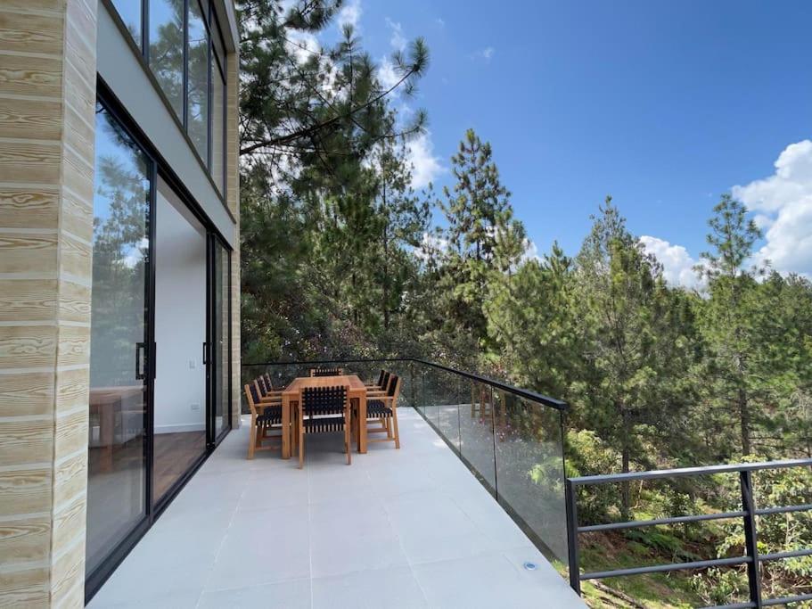 Aqua Guatapé - Lakeside Luxury Villa