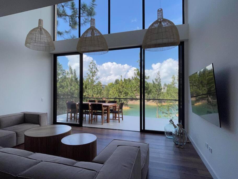Aqua Guatapé - Lakeside Luxury Villa