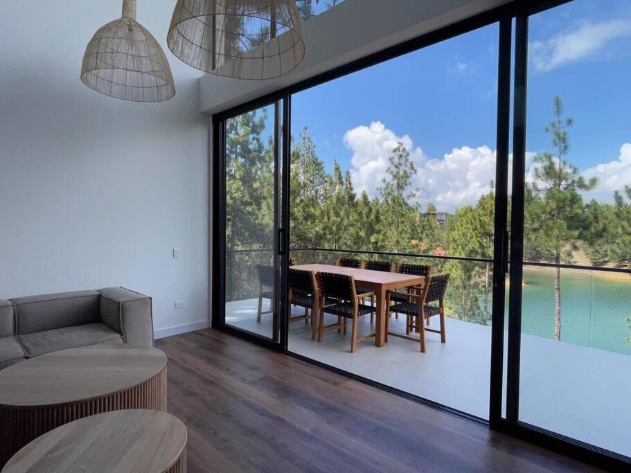 Aqua Guatapé - Lakeside Luxury Villa