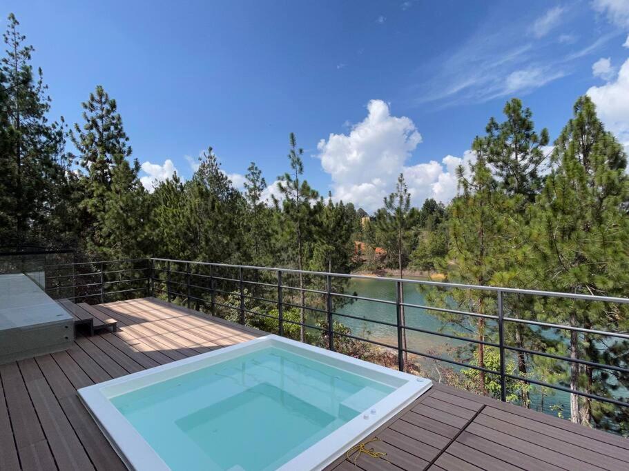 Aqua Guatapé - Lakeside Luxury Villa