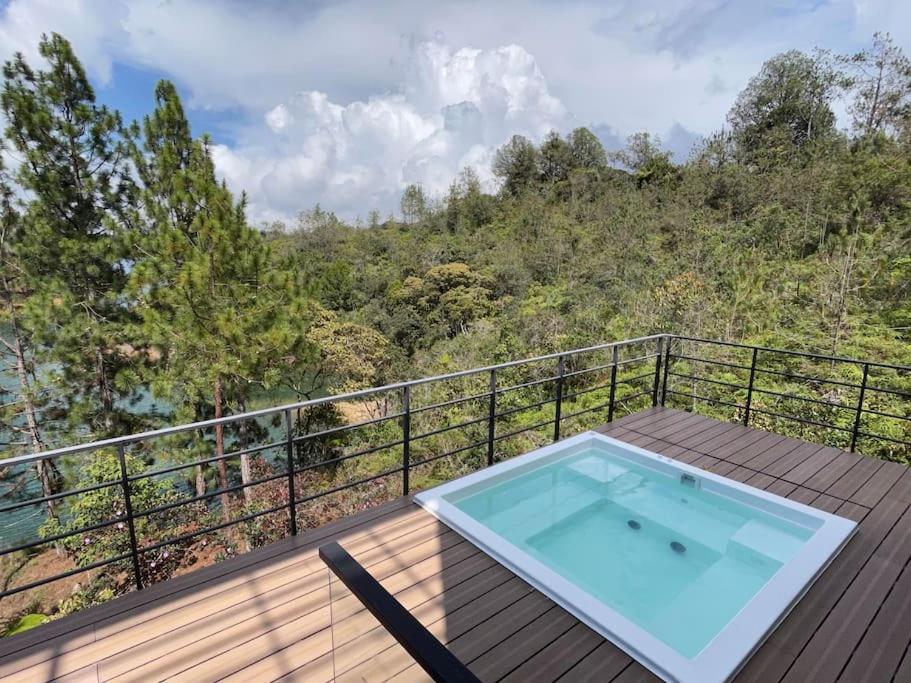 Aqua Guatapé - Lakeside Luxury Villa