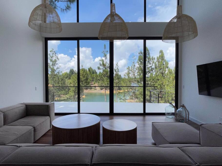 Aqua Guatapé - Lakeside Luxury Villa
