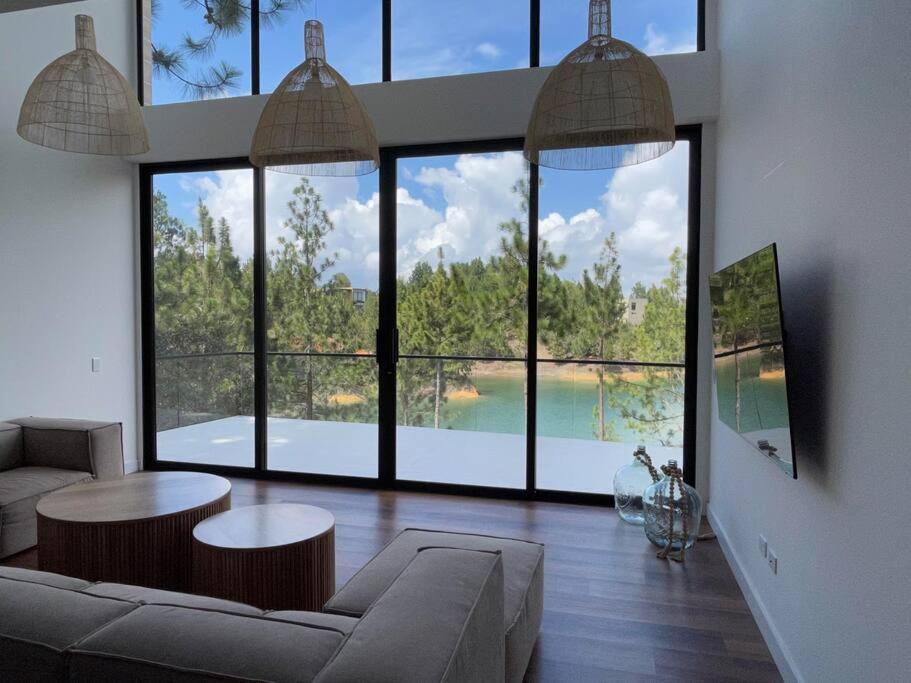 Aqua Guatapé - Lakeside Luxury Villa