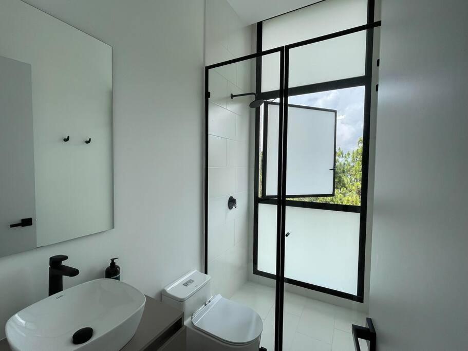 Aqua Guatapé - Lakeside Luxury Villa