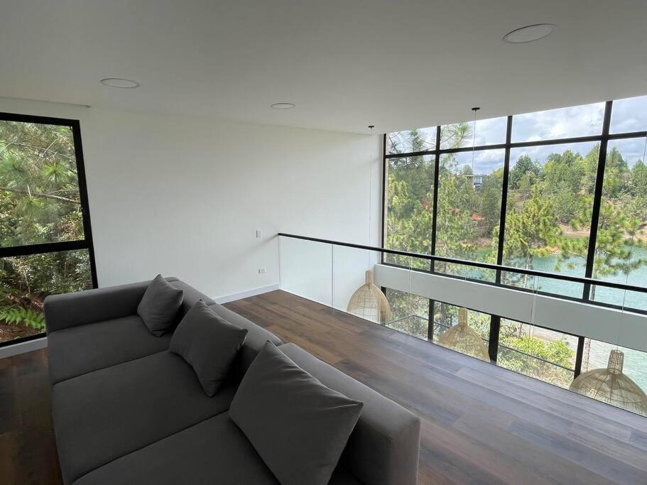 Aqua Guatapé - Lakeside Luxury Villa