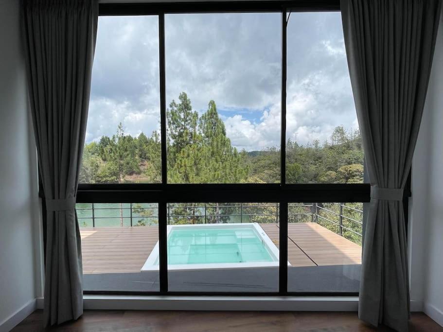 Aqua Guatapé - Lakeside Luxury Villa