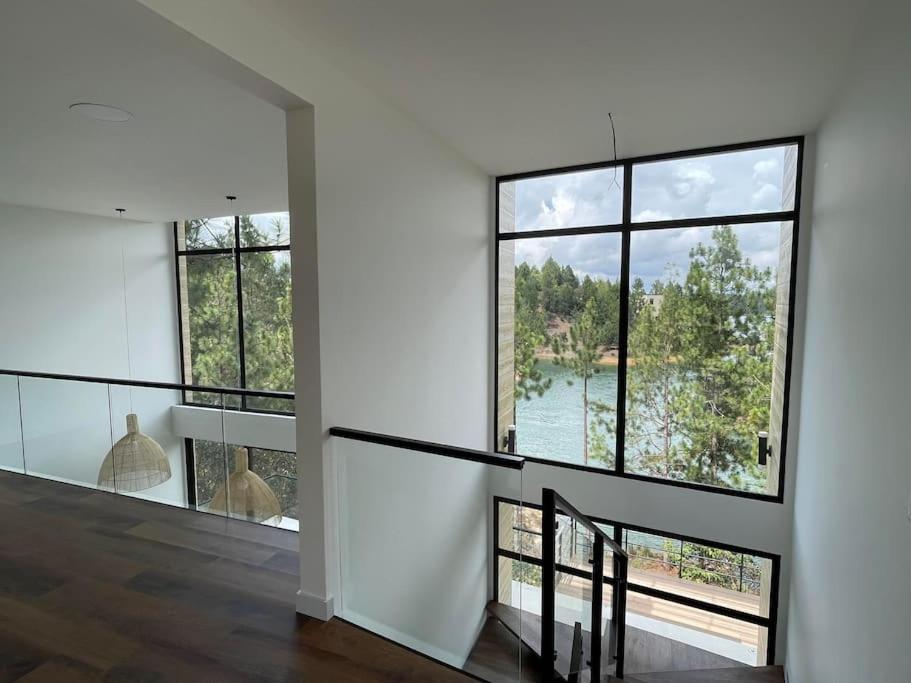 Aqua Guatapé - Lakeside Luxury Villa