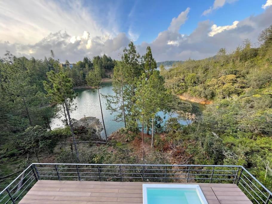 Aqua Guatapé - Lakeside Luxury Villa