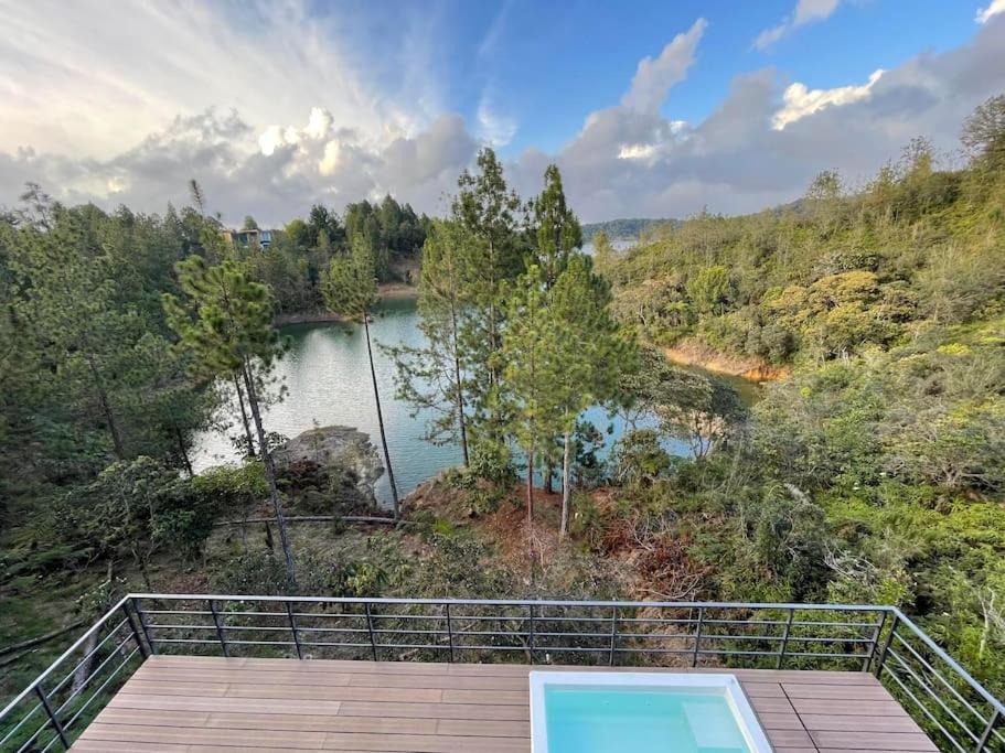 Aqua Guatapé - Lakeside Luxury Villa