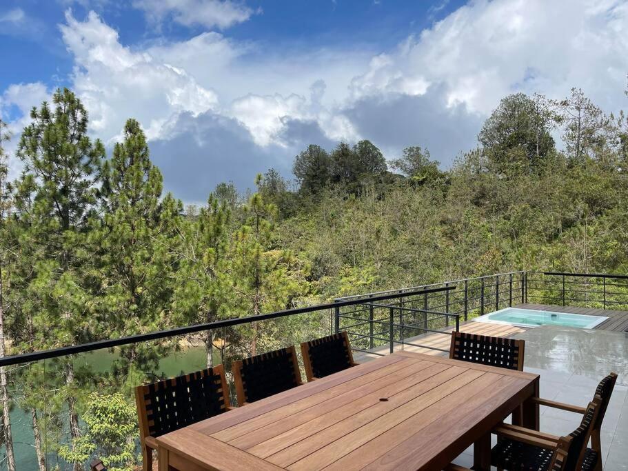 Aqua Guatapé - Lakeside Luxury Villa