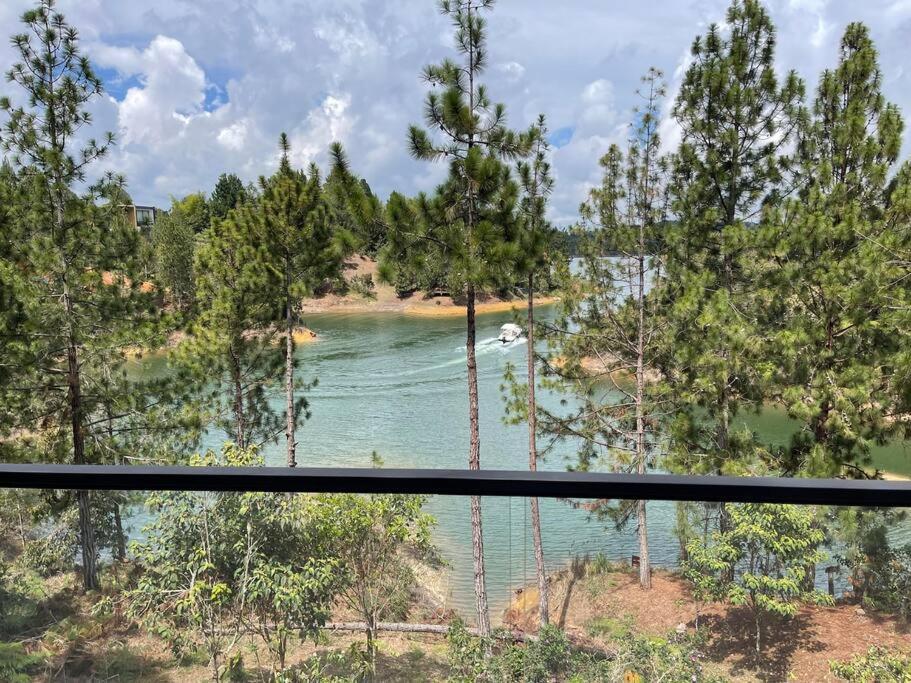 Aqua Guatapé - Lakeside Luxury Villa