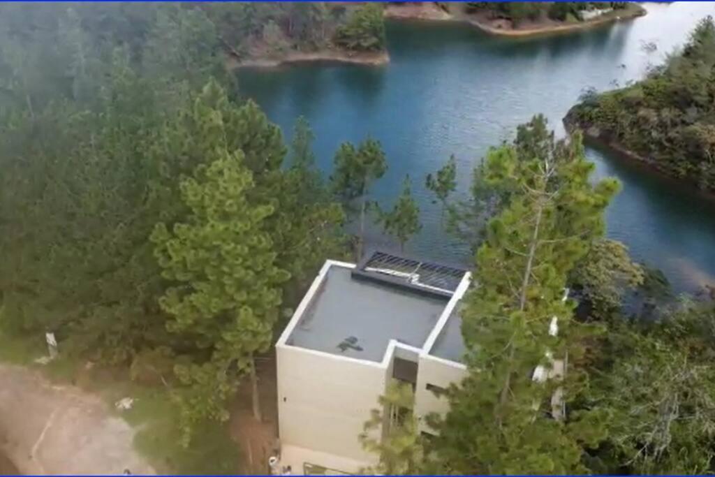 Aqua Guatapé - Lakeside Luxury Villa