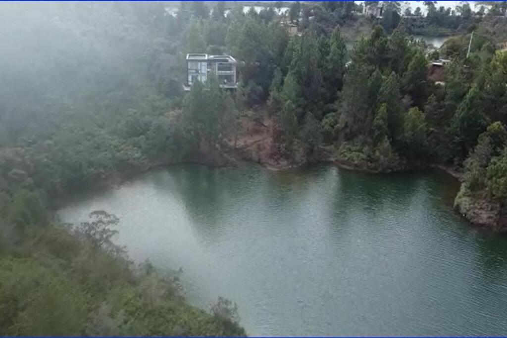 Aqua Guatapé - Lakeside Luxury Villa