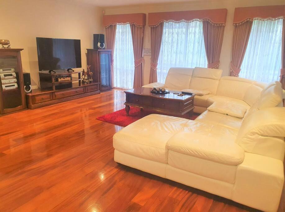Roxy - A Spacious Cosy Getaway - Near Mel Airport