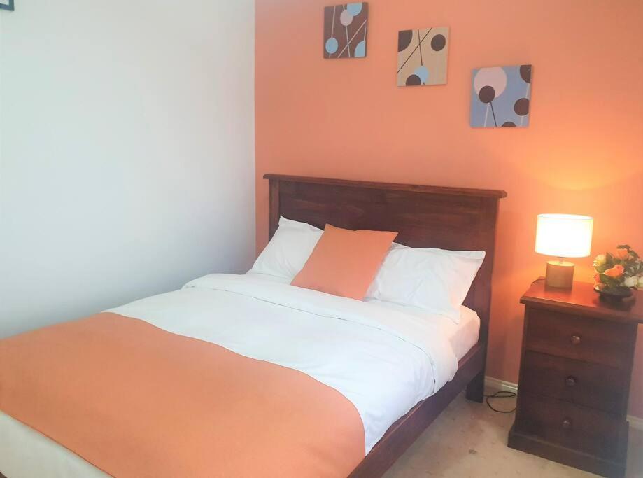 Roxy - A Spacious Cosy Getaway - Near Mel Airport