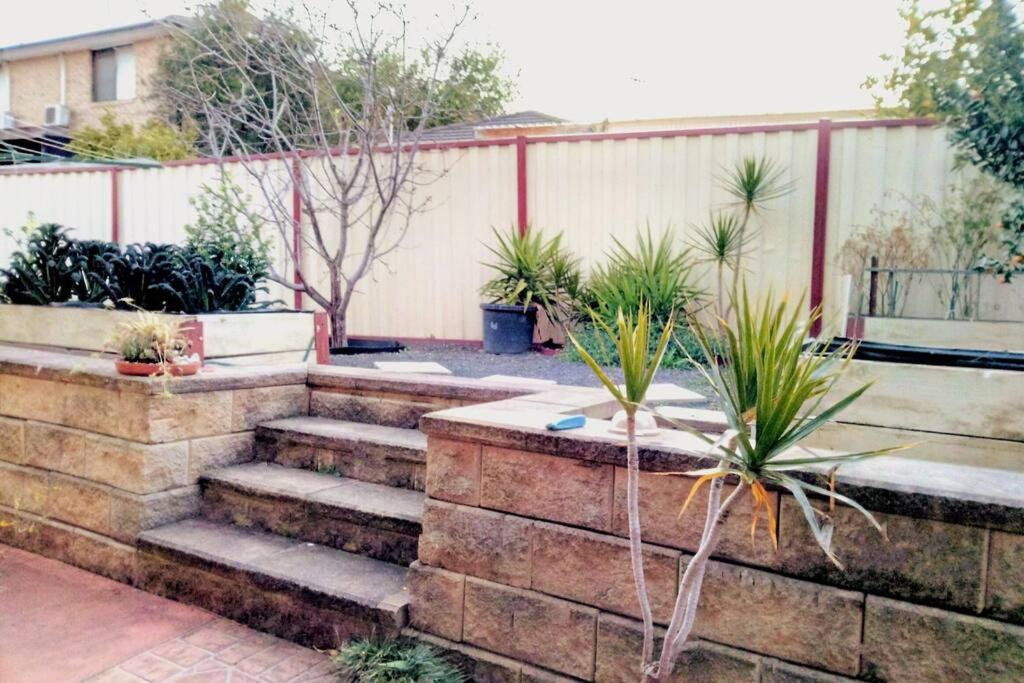 Roxy - A Spacious Cosy Getaway - Near Mel Airport