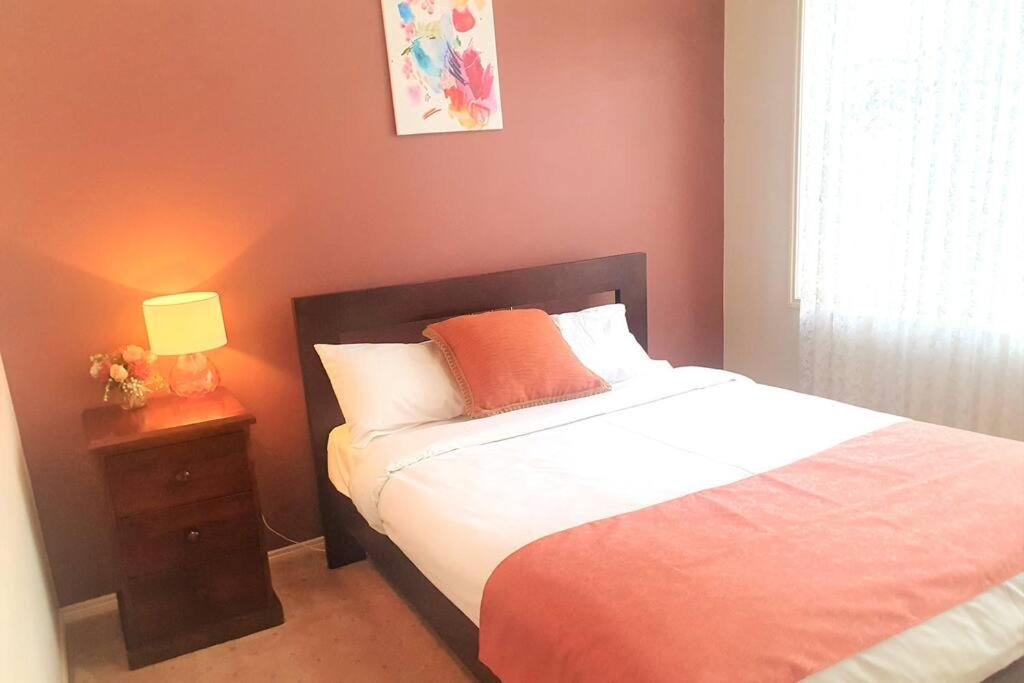 Roxy - A Spacious Cosy Getaway - Near Mel Airport