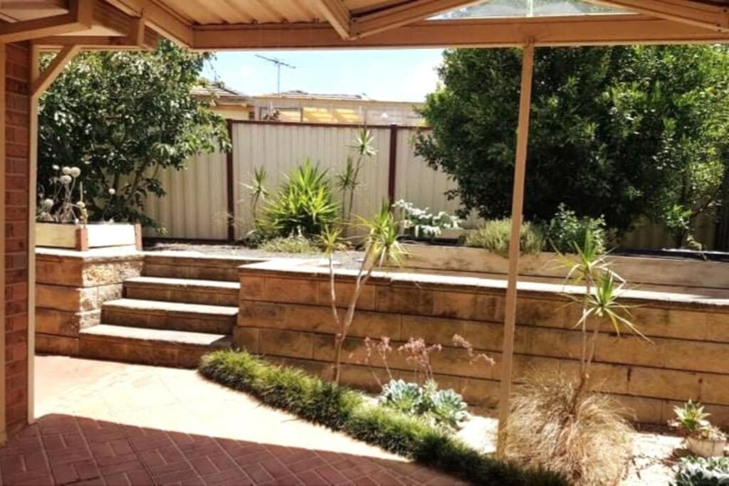 Roxy - A Spacious Cosy Getaway - Near Mel Airport