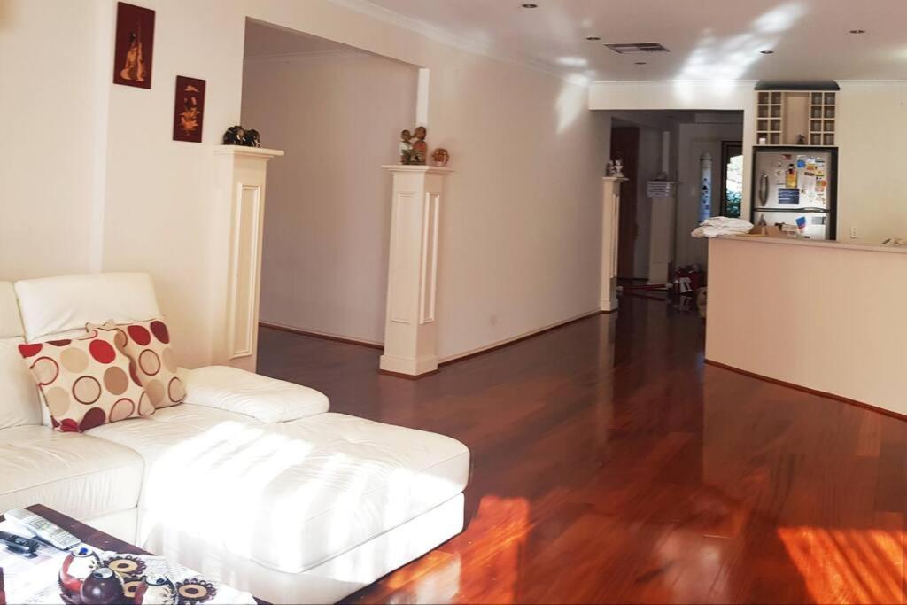 Roxy - A Spacious Cosy Getaway - Near Mel Airport