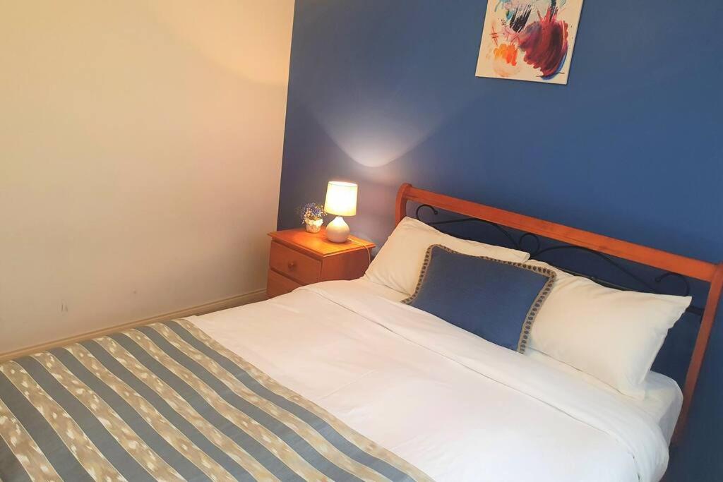 Roxy - A Spacious Cosy Getaway - Near Mel Airport