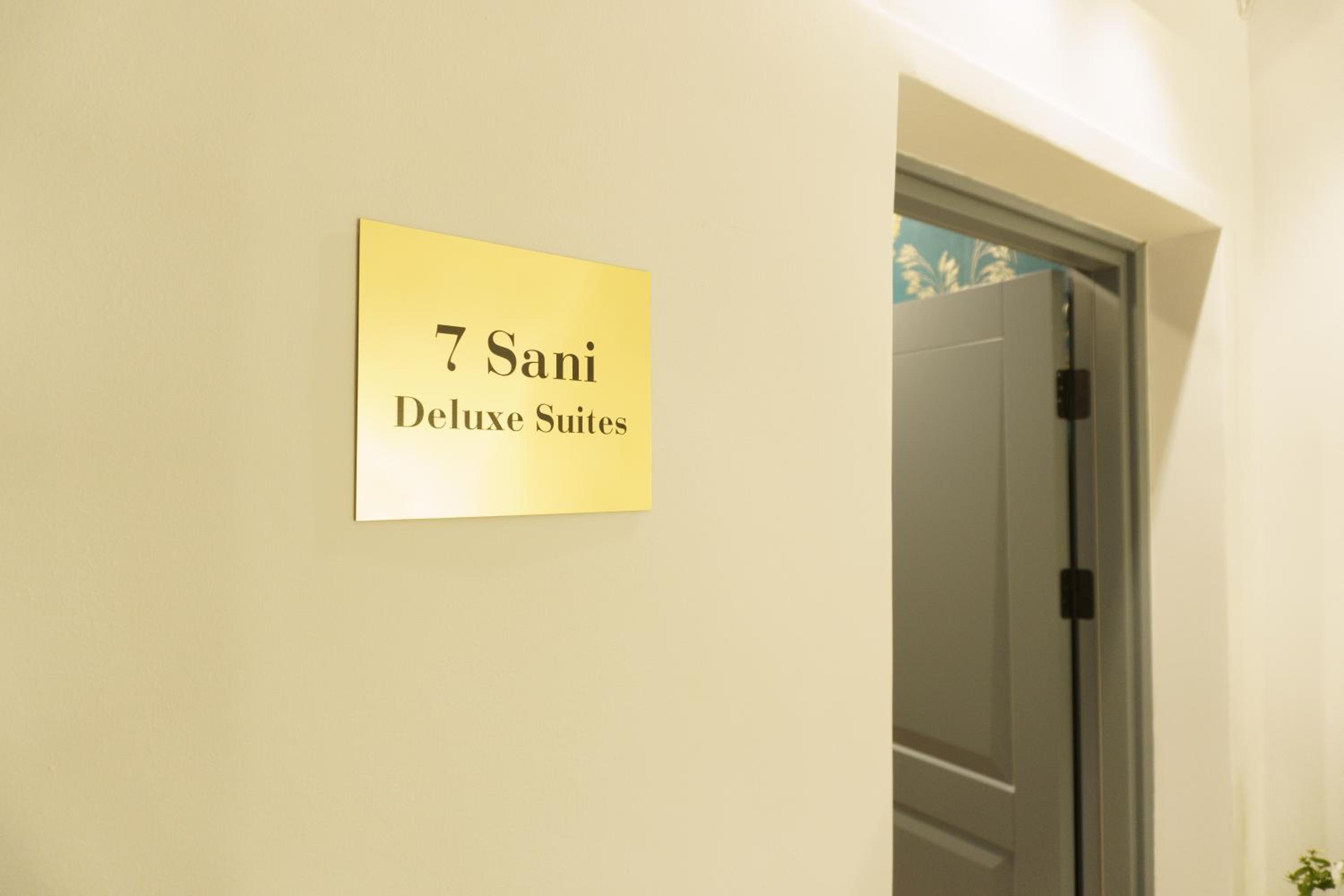 Sani Deluxe Suites Home- Monastiraki Square - Brand New Home