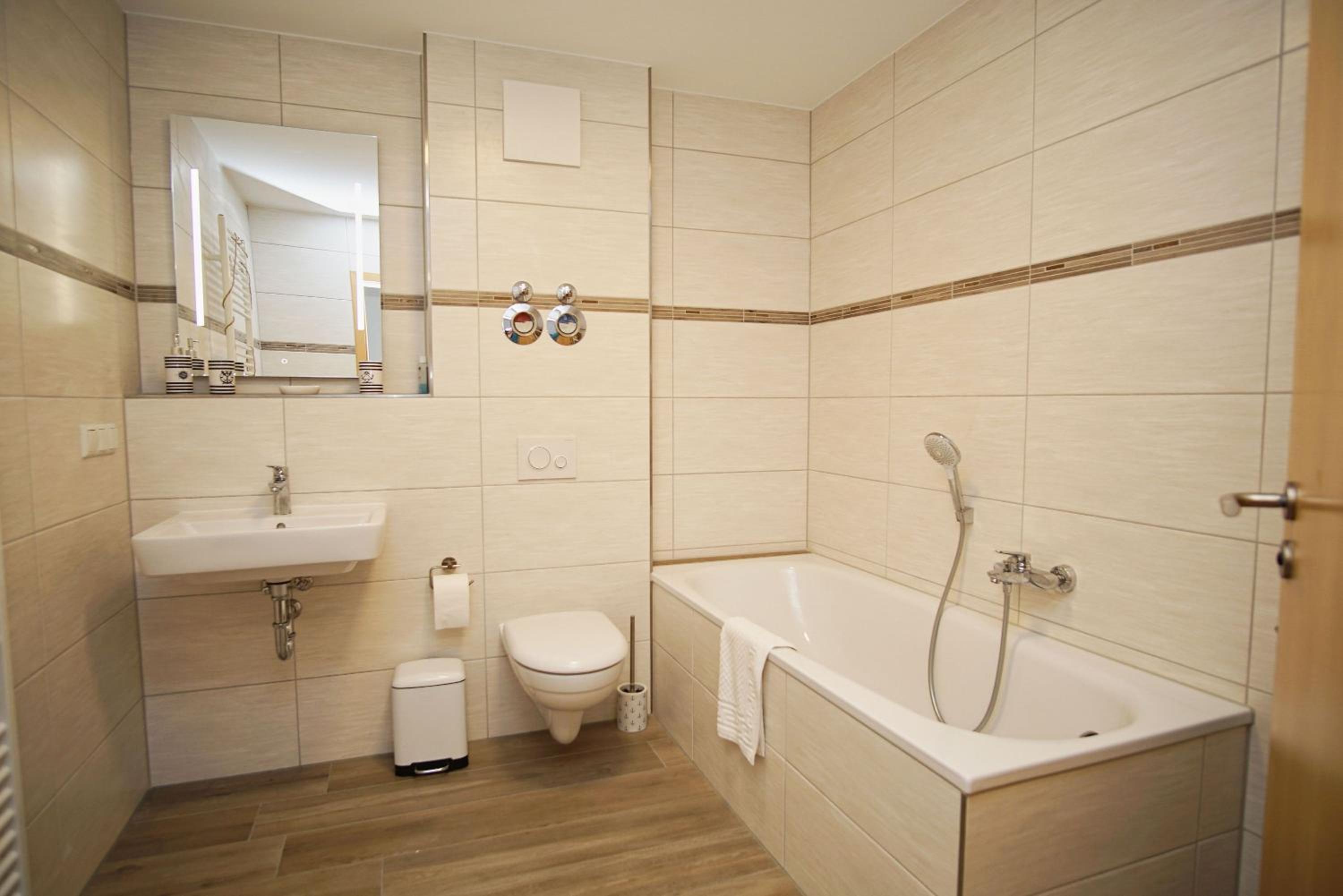 mit Meerblick und Balkon, strandnah, gratis Nutzung vom AHOI Erlebnisbad und Sauna in Sellin - Meeresblick FeWo 51