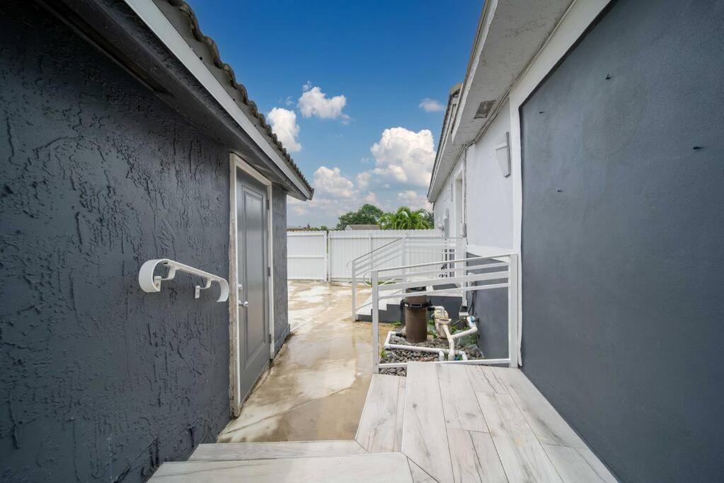 Sunny Miami Retreat, 4BR House with Private Pool, family friendly, MIN from airport & beaches