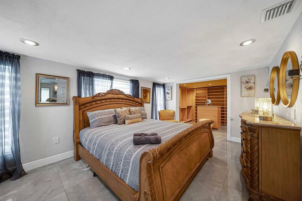 Sunny Miami Retreat, 4BR House with Private Pool, family friendly, MIN from airport & beaches