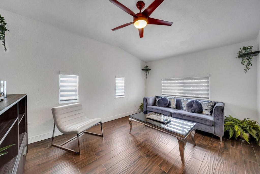 Sunny Miami Retreat, 4BR House with Private Pool, family friendly, MIN from airport & beaches