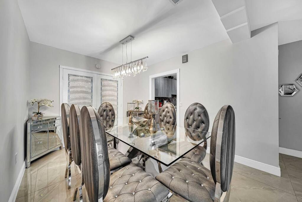 Sunny Miami Retreat, 4BR House with Private Pool, family friendly, MIN from airport & beaches