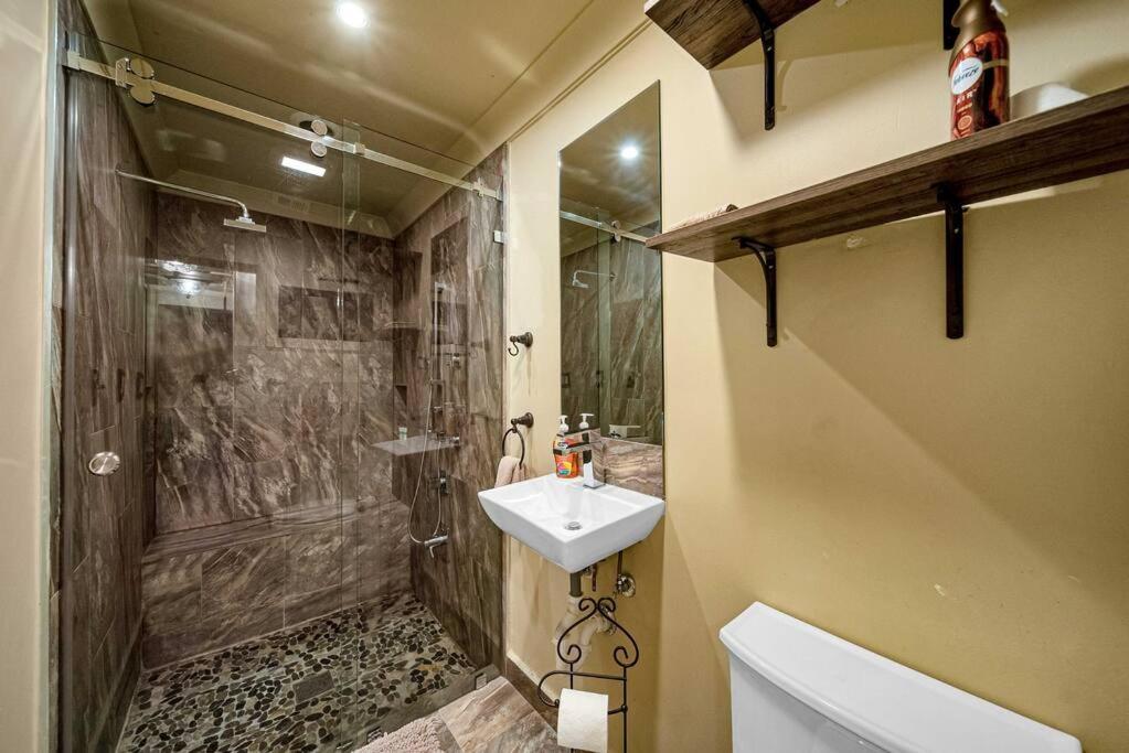 Sunny Miami Retreat, 4BR House with Private Pool, family friendly, MIN from airport & beaches