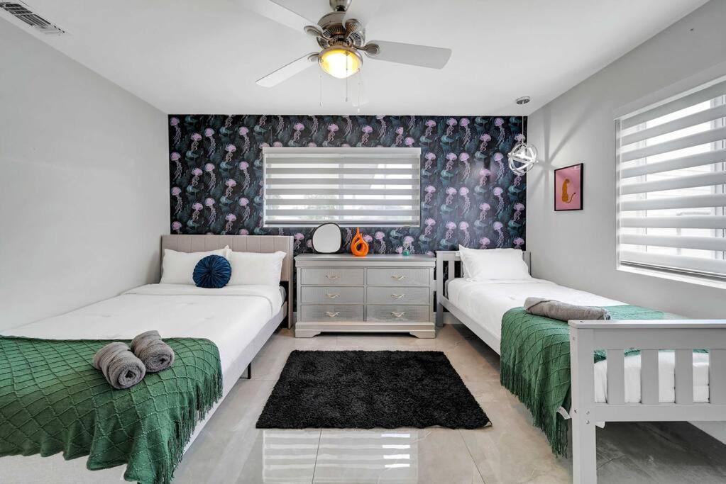 Sunny Miami Retreat, 4BR House with Private Pool, family friendly, MIN from airport & beaches