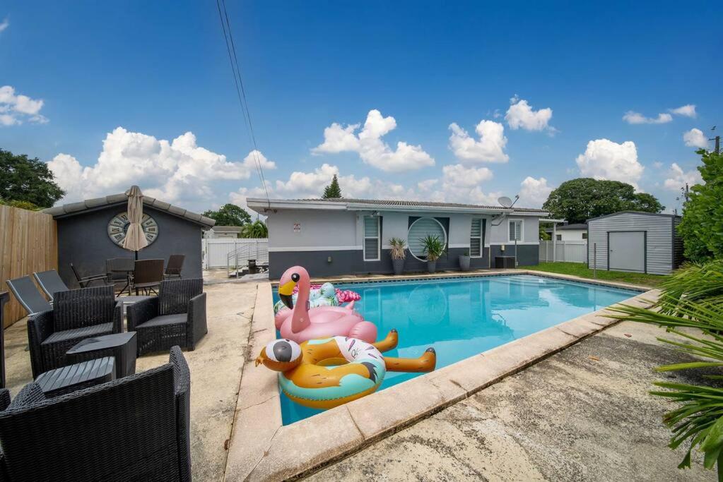 Sunny Miami Retreat, 4BR House with Private Pool, family friendly, MIN from airport & beaches
