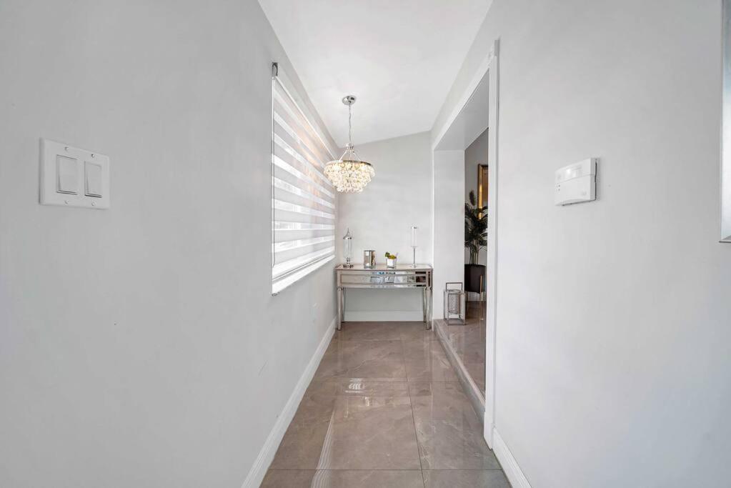 Sunny Miami Retreat, 4BR House with Private Pool, family friendly, MIN from airport & beaches