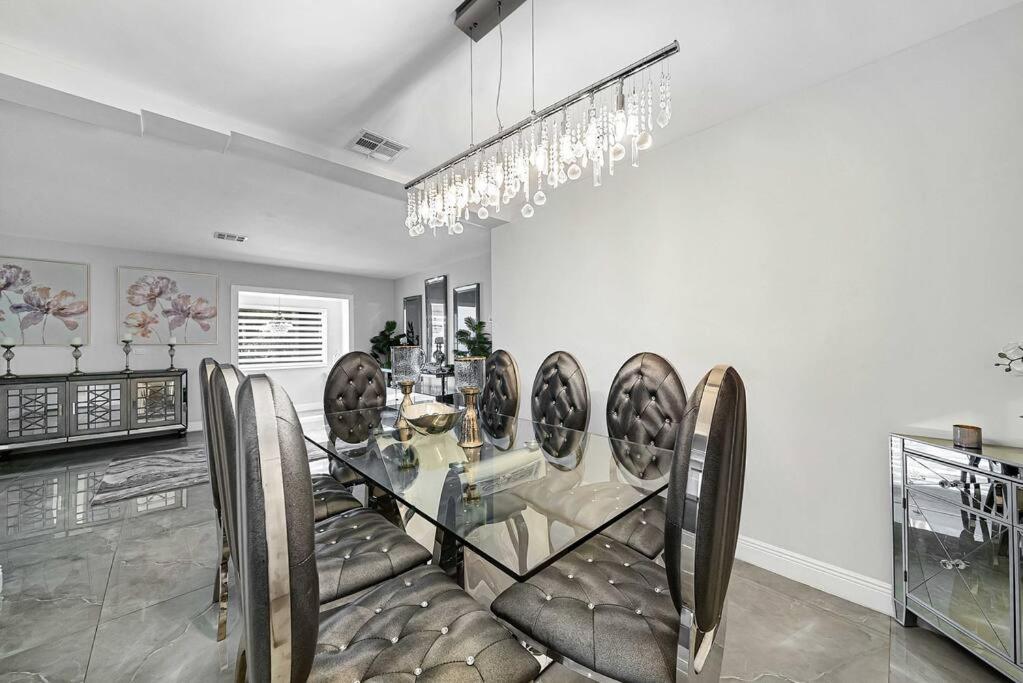 Sunny Miami Retreat, 4BR House with Private Pool, family friendly, MIN from airport & beaches