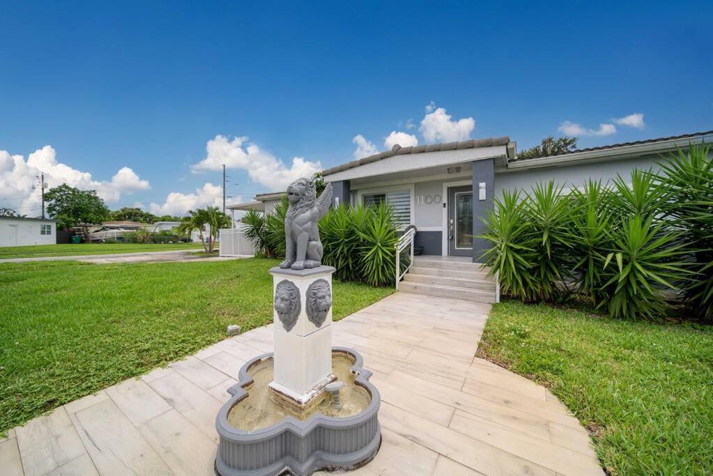 Sunny Miami Retreat, 4BR House with Private Pool, family friendly, MIN from airport & beaches