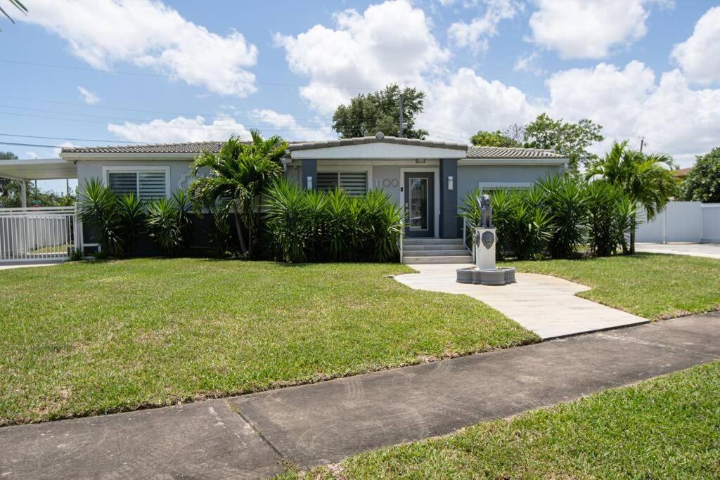 Sunny Miami Retreat, 4BR House with Private Pool, family friendly, MIN from airport & beaches