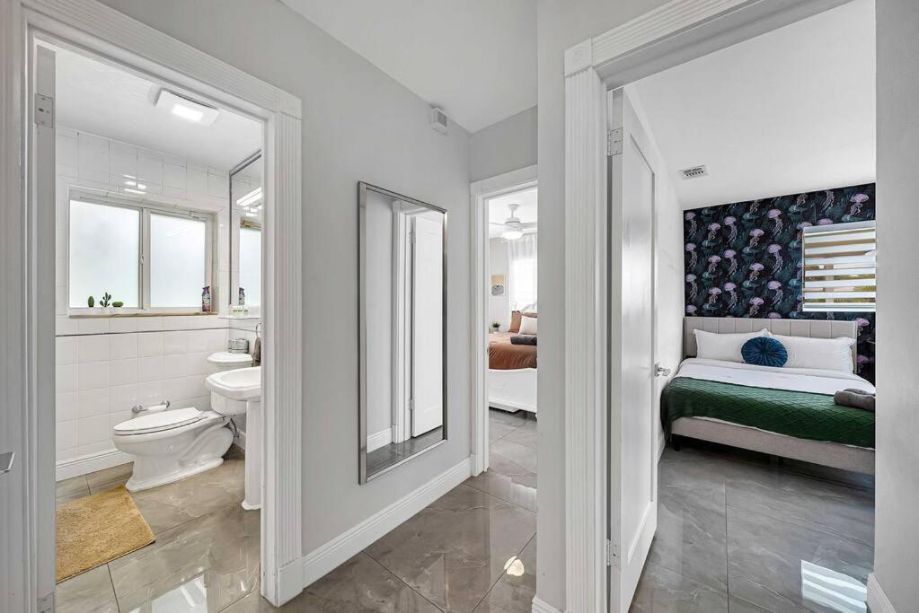 Sunny Miami Retreat, 4BR House with Private Pool, family friendly, MIN from airport & beaches