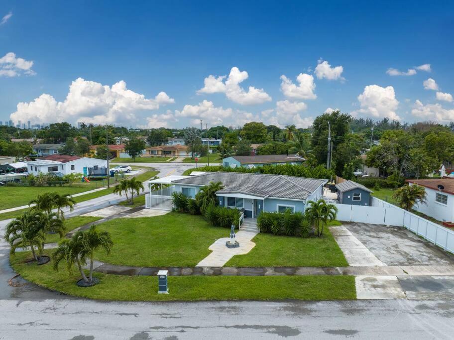 Sunny Miami Retreat, 4BR House with Private Pool, family friendly, MIN from airport & beaches