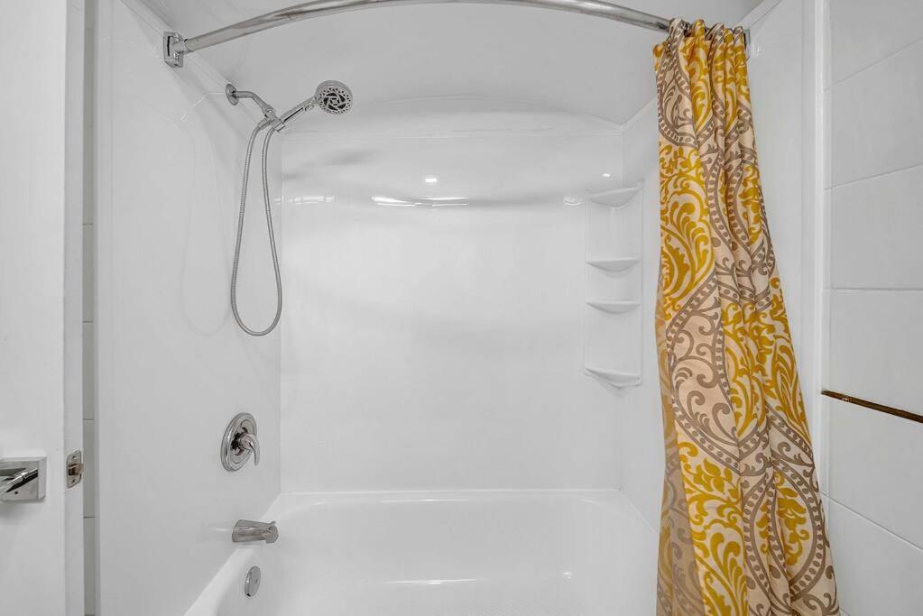 Sunny Miami Retreat, 4BR House with Private Pool, family friendly, MIN from airport & beaches