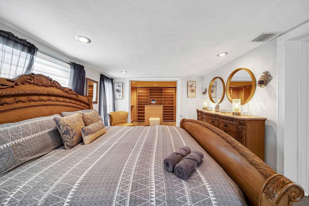 Sunny Miami Retreat, 4BR House with Private Pool, family friendly, MIN from airport & beaches