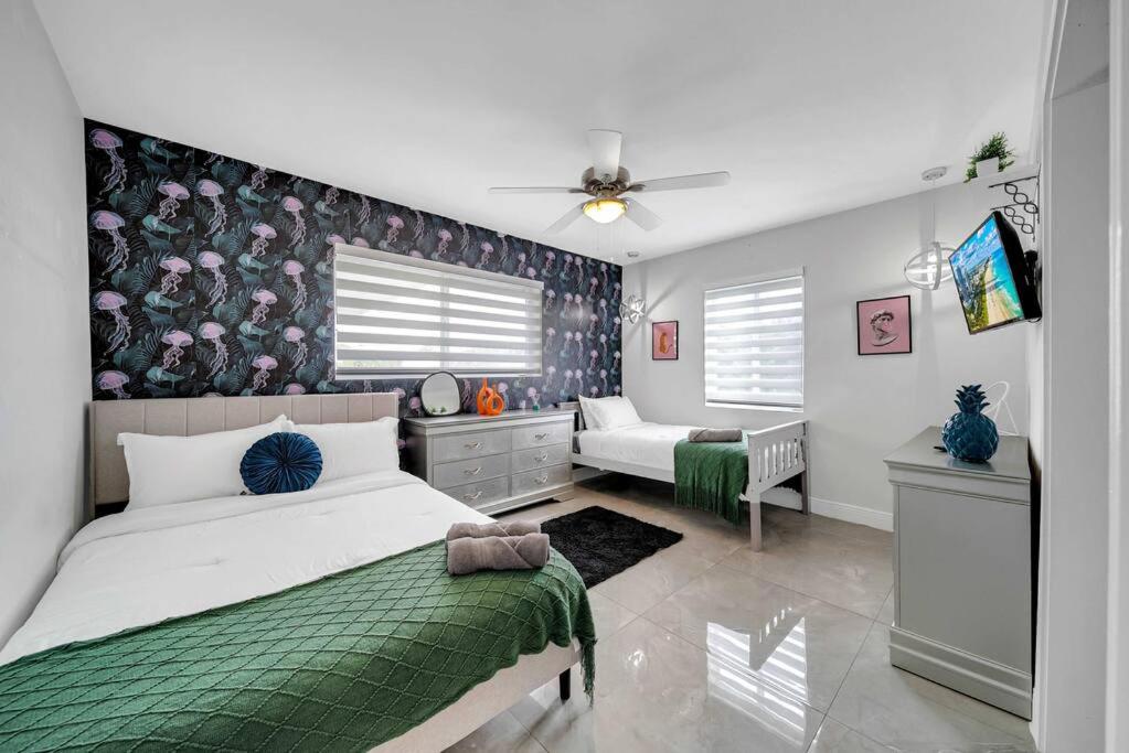 Sunny Miami Retreat, 4BR House with Private Pool, family friendly, MIN from airport & beaches
