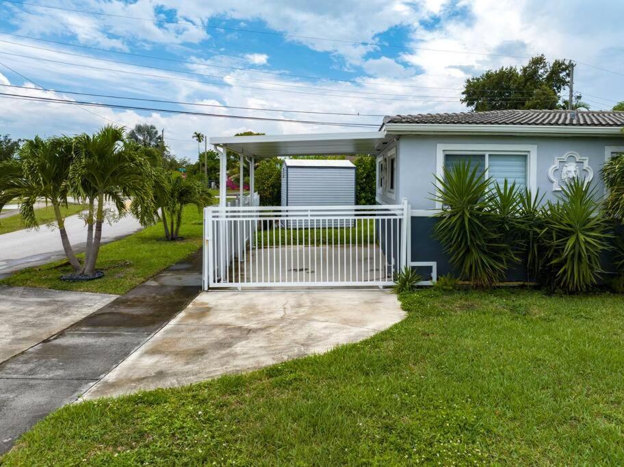 Sunny Miami Retreat, 4BR House with Private Pool, family friendly, MIN from airport & beaches
