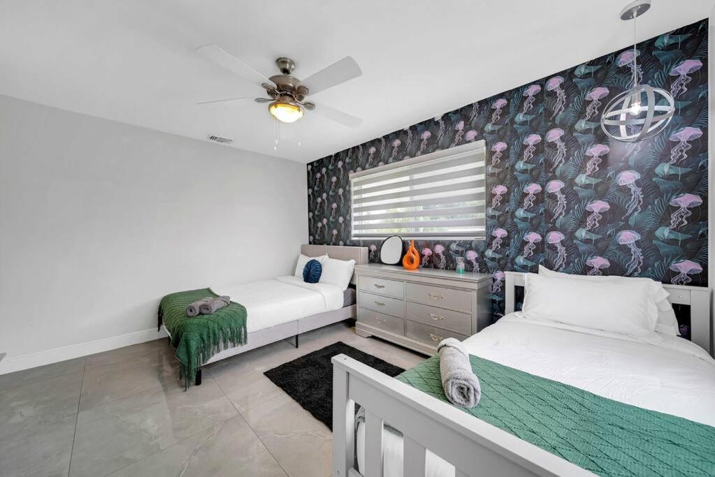 Sunny Miami Retreat, 4BR House with Private Pool, family friendly, MIN from airport & beaches