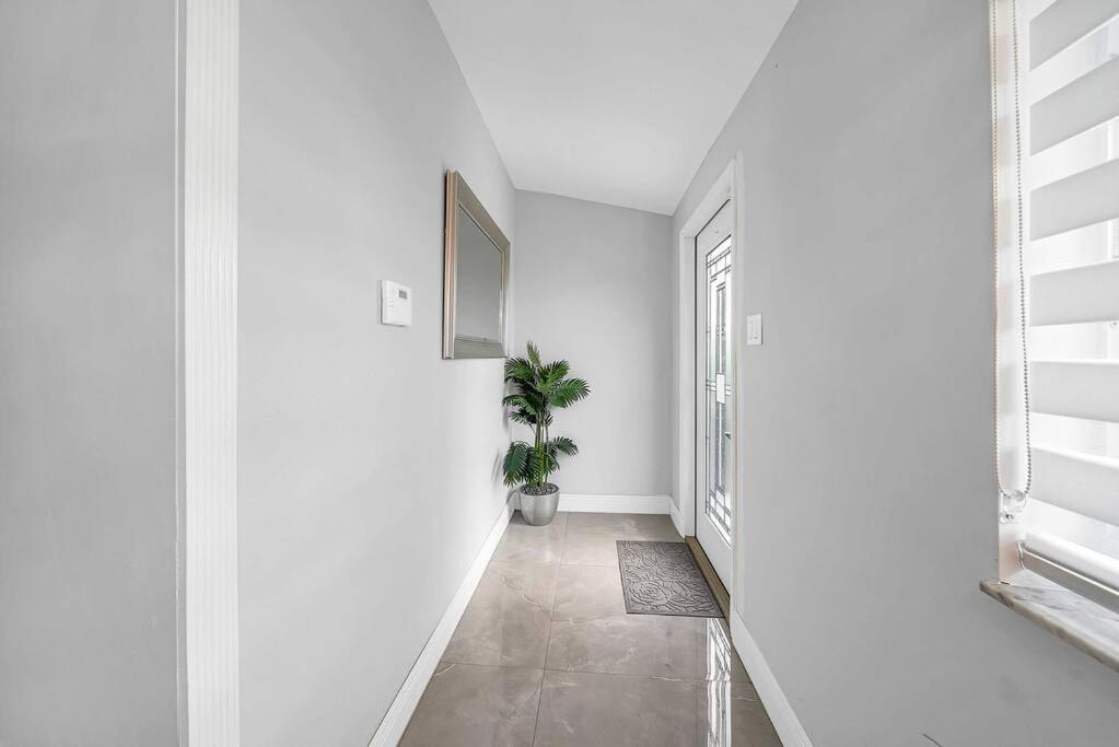 Sunny Miami Retreat, 4BR House with Private Pool, family friendly, MIN from airport & beaches