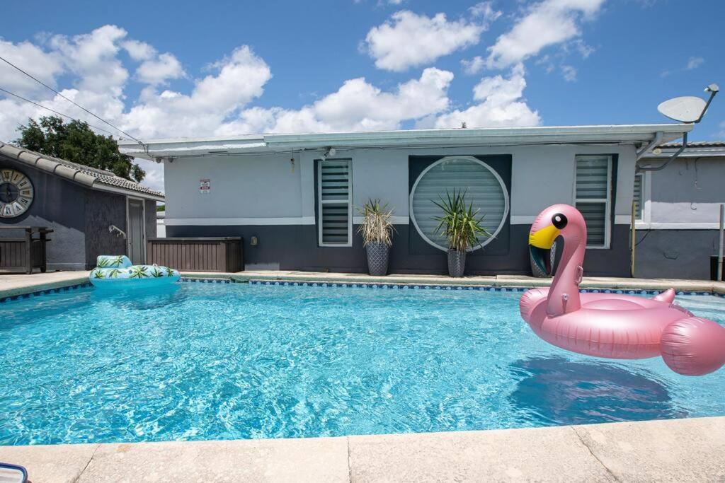 Sunny Miami Retreat, 4BR House with Private Pool, family friendly, MIN from airport & beaches
