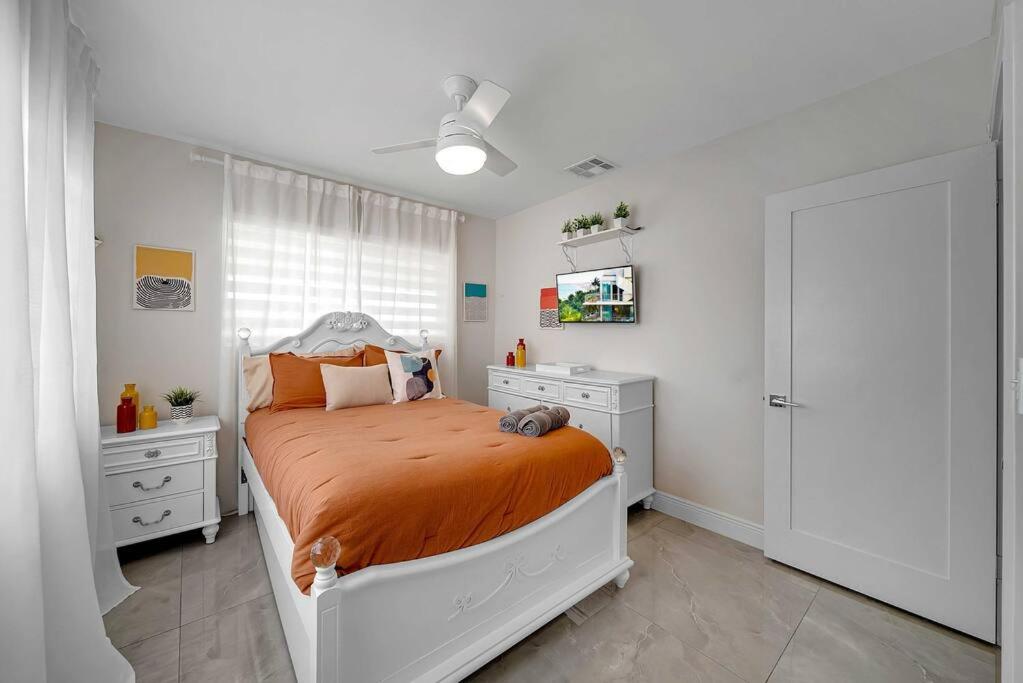 Sunny Miami Retreat, 4BR House with Private Pool, family friendly, MIN from airport & beaches
