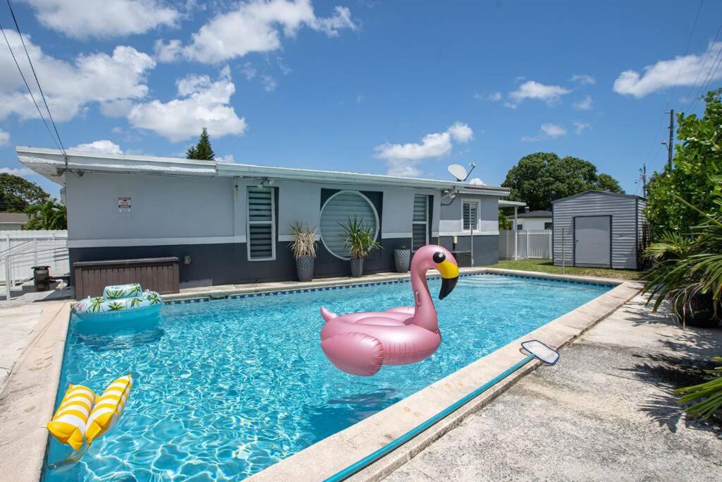 Sunny Miami Retreat, 4BR House with Private Pool, family friendly, MIN from airport & beaches