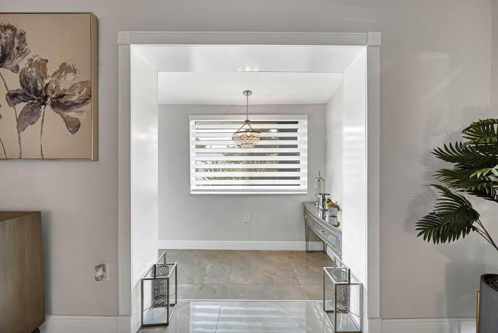 Sunny Miami Retreat, 4BR House with Private Pool, family friendly, MIN from airport & beaches